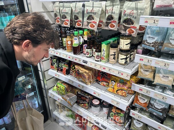 한 현지인이 어떤 라면을 구매할지 고민하는 모습이다. 그는 결국 신라면을 구매했다./사진=김선주 기자