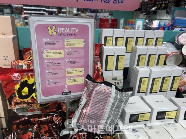 K뷰티 코너에는 기초화장품과 한국 라면 등이 진열돼 있다./사진=김선주 기자