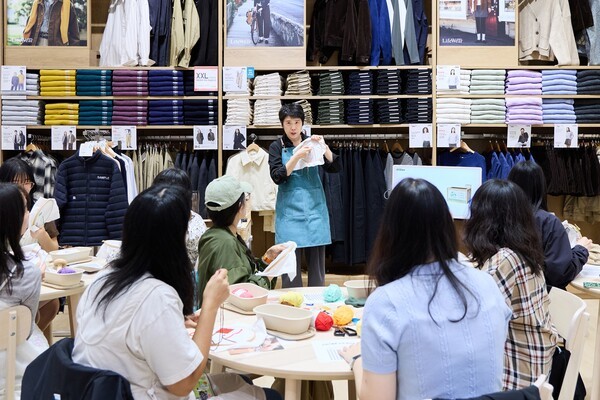 지난 16일 서울에서 진행된 '리유니클로 수선 워크숍'에서 의류 수선에 대해 설명하고 있는 수선체험공방 '재니들' 소속 전문 수선 강사 / 사진=유니클로