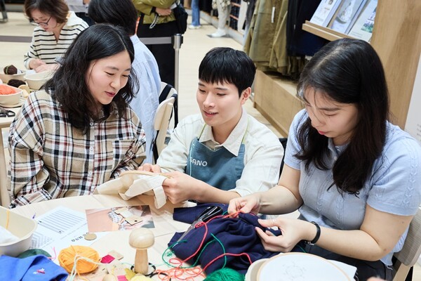 '국제 수선의 날'을 맞아 개최된 '리유니클로 수선 워크숍'에서 수선 방법을 배우고 있는 참가자들 / 사진=유니클로