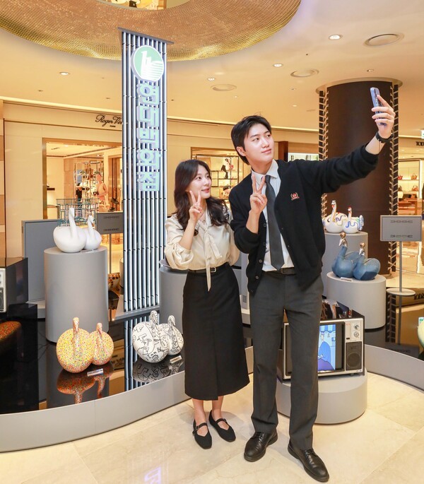 17일 오전 서울 강남구에 위치한 현대백화점 압구정본점 3층 팝업존에서 열린 '현대, 예술이 된 시간' 전시에서 고객들이 기념사진을 촬영하고 있다./사진=현대백화점 