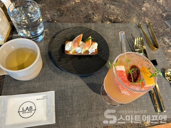 ‘Harvest’ 코스의 첫 번째, '로지 가든 스프리츠'와 '무화과 타르트'의 모습./사진=김선주 기자