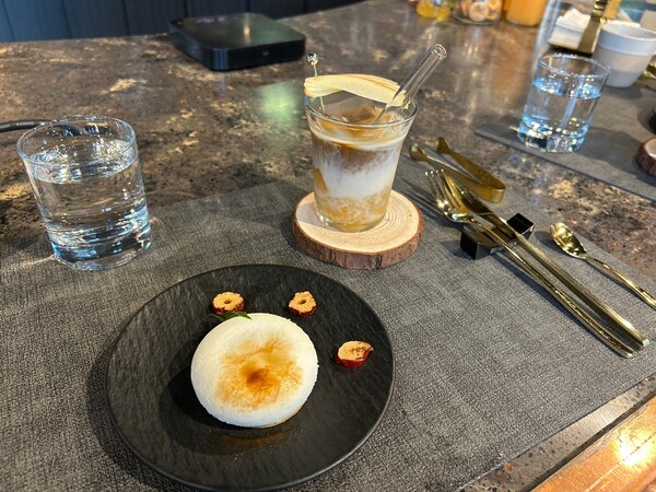 ‘Harvest’ 코스의 두 번째, '하베스트 브리즈'와 '바닐라 대추 무스 케이크'의 모습./사진=김선주 기자 