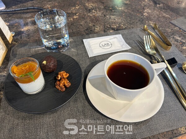 'Harvest' 코스의 마지막, '과테말라 게이샤 싱글오리진'과 '밤·호두 정과 그리고 감 푸딩'의 모습./사진=김선주 기자