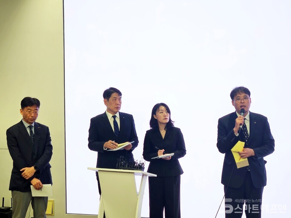 (왼쪽부터) 서창석 KT 네트워크 부문 부사장, 구재형 KT 네트워크기술본부장(상무),이세정 KT 디시전인텔리전스랩장(상무), 김영걸 KT서비스Product본부장(상무)가 KT 소액결제 전수조사 발표에 참석했다. /사진=양대규 기자