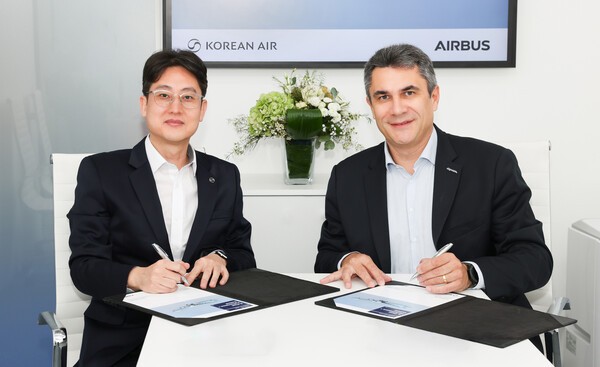 대한항공 오종훈 예지정비팀장(왼쪽), 에어버스 파브리스 비욤(Fabrice Villaume) 디지털 서비스 성장·혁신 책임자 / 사진 = 대한항공