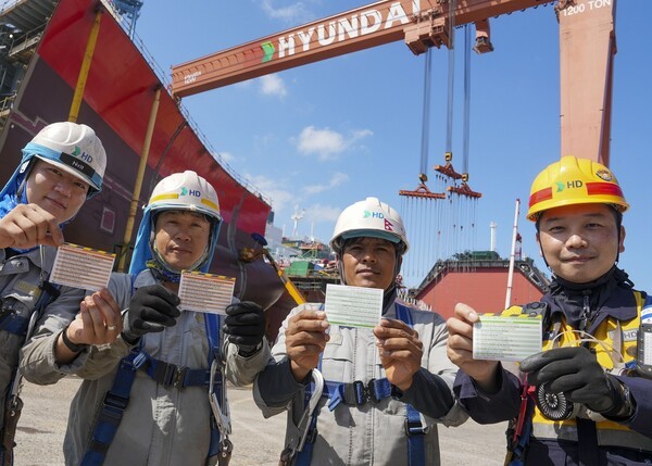 HD현대삼호가 전 직원 대상으로 제작·배포한 '안전수칙 포켓북' /사진=HD현대삼호