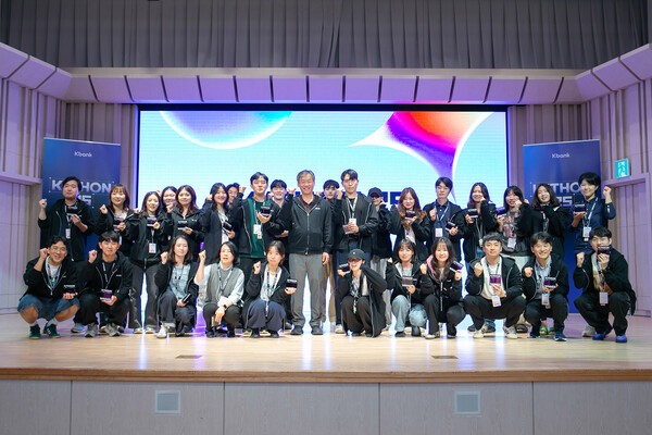 지난 17일 최우형 케이뱅크 은행장을 비롯한 임직원들이 케이뱅크 사옥에서 열린 사내 AI 프롬프톤 대회 ‘K/THON 25’에서 기념촬영을 하고 있다. /사진=케이뱅크