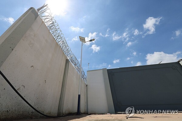 캄포디아로 출국하고 귀국하지 않은 한국인이 매년 2000~3000여명에 달하는 것으로 나타났다. 캄보디아 범죄단지 '태자단지' 둘러싼 높은 외벽./사진=연합뉴스