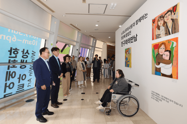 한화에어로스페이스가 19일 경남 창원시에서 개최한 ‘상생 아트 페스타’에서  정은혜 작가(사진 오른쪽)가 조현준 경남 경제 통상 국장(사진 왼쪽), 박금숙 경남도립미술관장(사진 왼쪽 세번째),차준호 한화에어로스페이스 구매실장(사진 왼쪽 두번째)에게 미술 작품 설명을 하고 있다. /사진=한화에어로스페이스