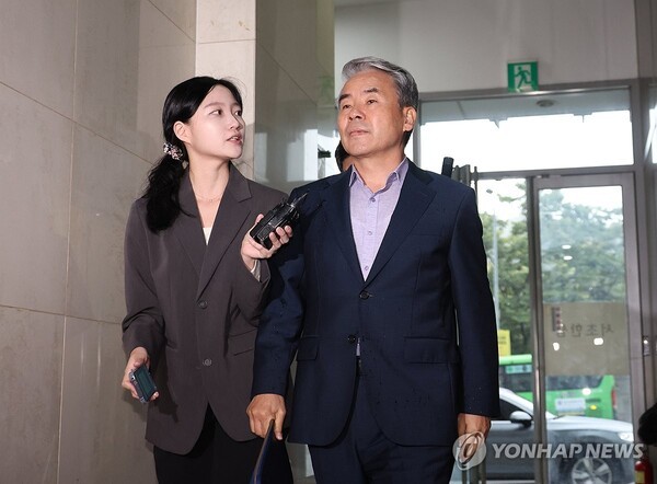 이종섭 전 국방부 장관이 지난달 28일 채상병 사건 외압·은폐 의혹을 수사하는 이명현 순직해병 특별검사팀의 서초동 사무실로 소환되고 있다./사진=연합뉴스