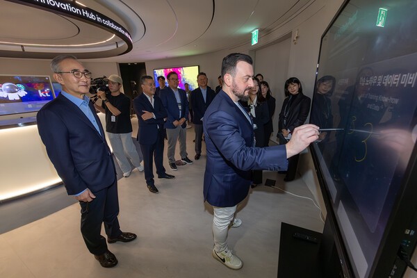 KT 김영섭 대표(왼쪽)와 마이크로소프트 마르코 마이모네(Marco Maimone, 오른쪽)가 KT 이노베이션 허브의 전시물을 체험하고 있다./사진=KT