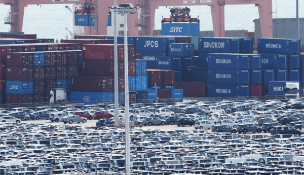 지난 16일 경기도 평택항에 수출 대기 중인 자동차 뒤로 컨테이너가 쌓여 있는 모습이다. /사진=연합뉴스