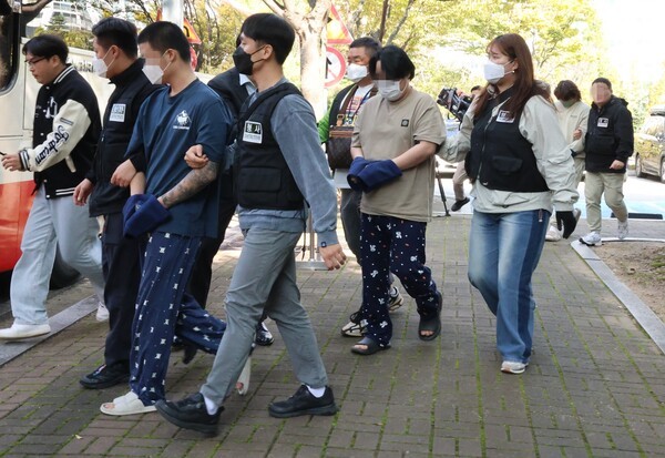 지난 20일 충남 홍성 대전지법 홍성지원에서 구속 전 피의자심문(영장실질심사)을 마친 일부 캄보디아 송환 피의자들이 법정을 나오고 있다./사진=연합뉴스