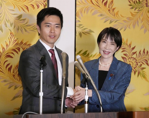 지난 20일 일본 집권 자민당 대표 다카이치 사나에가 일본 도쿄 국회의사당에서 열린 공동 기자회견 후 일본유신회(이신)의 요시무라 히로후미 대표와 악수하고 있다. /사진=연합뉴스