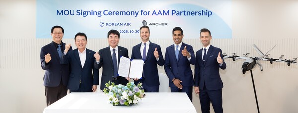 사진은 MOU 서명식에 참석한 대한항공 임진규 항공우주사업본부장(왼쪽에서 세 번째), 대한항공 유종석 안전보건 총괄 겸 오퍼레이션 부문 부사장(왼쪽에서 두 번째), 대한항공 박희돈 경영전략본부장(왼쪽에서 첫 번째), 아처 에비에이션 애덤 골드스타인 최고경영자 (왼쪽에서 네 번째) 등 양사 주요 관계자가 기념사진을 촬영하는 모습