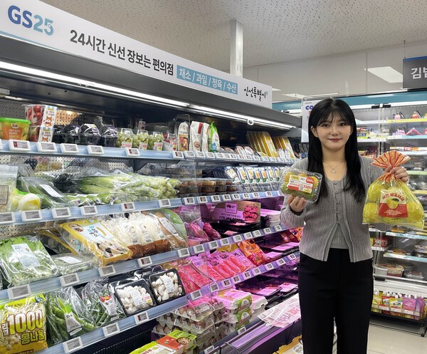 GS25에서 고객이 신선식품을 들고 포즈를 취하고 있다./사진=GS리테일