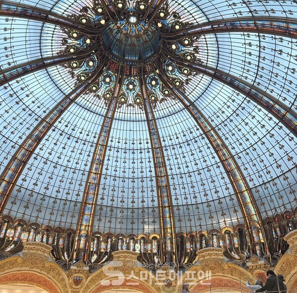 갤러리 라파예트 파리 오스망 본점의 모습. 1900년대 초 유리 돔이 설치된 후, 라파예트는 '쇼핑의 성당'이라 불린다./사진=김선주 기자