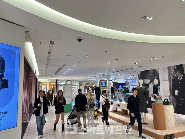 쁘랭땅 파리 오스망 본점에서는 명품이 누구에게나 열린 공간으로 '전시'돼 있다./사진=김선주 기자