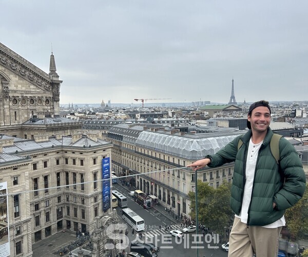 남녀노소 모두가 라파예트 옥상에 올라가 한 눈에 보이는 파리 시내와 인증 사진을 찍는다. 모두에게 개방돼 발 디딜 틈도 없지만 휠체어가 들어서도 서로가 양보하고 미소를 건네면서 각자의 사진 찍는 시간을 존중해 준다./사진=김선주 기자 