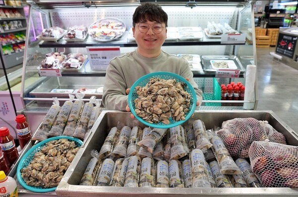 서울시 송파구에 위치한 롯데마트 제타플렉스 잠실점 수산 코너에서 생굴을 홍보하는 이양규 MD의 모습. / 사진=롯데마트