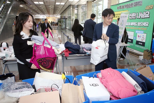 지난 21일 진행된 ‘신한 나눠요 & 지켜요 DAY’ 행사에서 임직원들이 의류 및 잡화를 기부하고 있는 모습이다. /사진=신한금융그룹