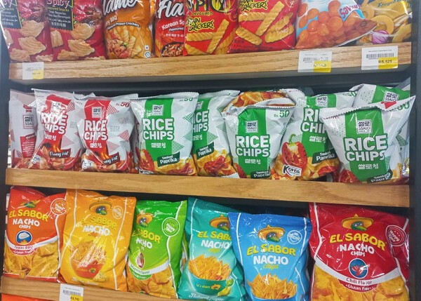 파키스탄에서 판매하는 쌀로칩 플레이밍 핫, 쌀로칩 스모크드 파프리카가 진열된 모습./사진=롯데웰푸드