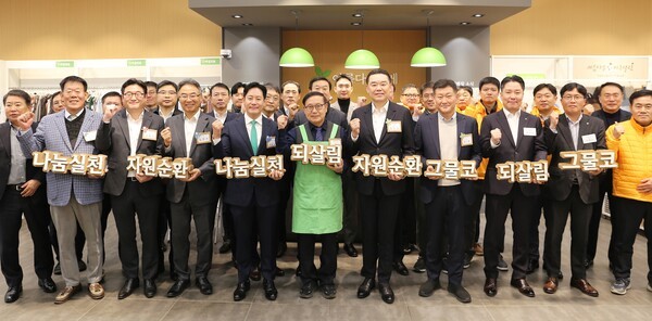 하이트진로는 2012년부터 비영리 사회적 기업 ‘아름다운가게’와 함께 나눔바자회 ‘아름다운하루 특별전’을 매년 운영하며, 기증 물품 판매 수익금으로 취약계층을 지원하는 ‘아름다운 희망나누기’ 사업을 이어오고 있다./사진=하이트진로 