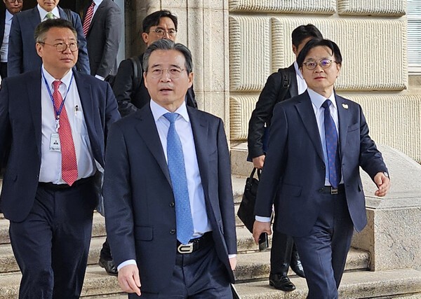 지난 22일(현지시간) 한국과 미국이 벌여 온 무역·투자 협상이 사실상 대면 국면을 종료하며, 이제 남은 것은 양국 정상이 내릴 정치적 결단 뿐이라는 해석이 힘을 얻고 있다. 대통령실 김용범 정책실장(가운데)이 22일(현지시간) 산업통상부 김정관 장관(오른쪽)과 함께 미국 워싱턴 DC에 있는 미 상무부 청사에서 하워드 러트닉 상무장관과 만난 뒤 나서고 있다.  / 사진 = 연합뉴스