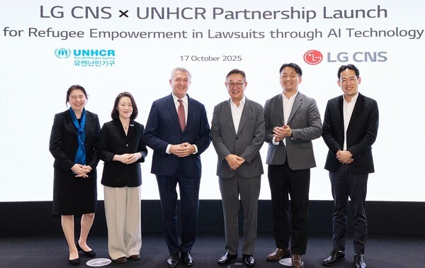 LG CNS CEO 현신균 사장(오른쪽 세번째)과 유엔난민기구 최고대표 필리포 그란디(왼쪽 세번째)/사진=LG CNS