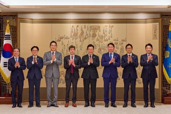 방한한 샘 올트먼 오픈AI CEO(왼쪽 4번째)가 이재명 대통령(왼쪽 5번째), 이재용 삼성전자 회장(왼쪽 3번째). 최태원 SK 회장(왼쪽 6번째)과 만났다. /사진=연합뉴스 