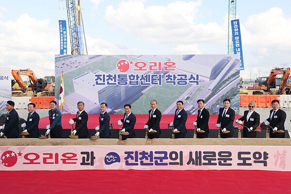 ‘오리온 진천통합센터 착공식’에서 왼쪽 다섯 번째부터 이복원 충청북도 경제부지사, 송기섭 진천군수, 허인철 오리온그룹 부회장, 이승준 오리온 대표이사의 모습./사진=오리온