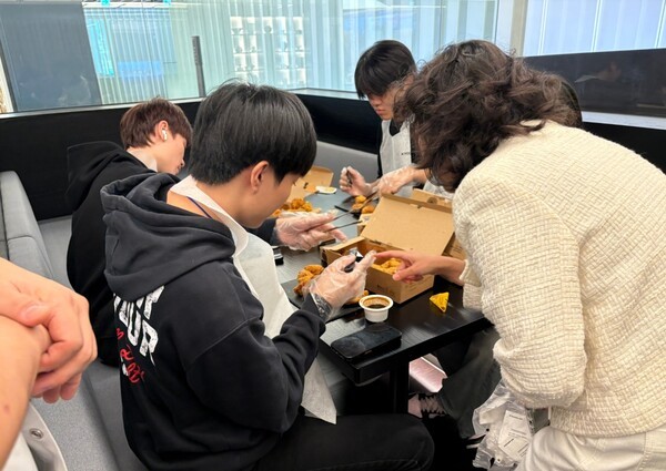 지난 23일 교촌에프앤비 판교 본사에서 진행된 ‘기업탐방’ 프로그램에 참여한 이주배경 청소년들이 교촌치킨을 조리하고 있는 모습./사진=교촌에프앤비