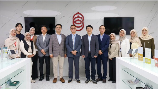 지난 22일 인도네시아 자카르타에 위치한 코스맥스인도네시아 R&I센터에서 열린 업무협약식에서 정민경 코스맥스인도네시아 법인장(왼쪽에서 여섯번째)과 최상호 한국생명공학연구원 해외생물소재센터 센터장(왼쪽에서 일곱번째)을 비롯한 관계자들이 기념 촬영을 하고 있다./사진=코스맥스 