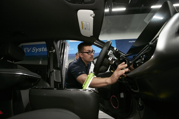 월드스킬올림픽 참가자가 정비 평가를 받는 모습. /사진=현대자동차