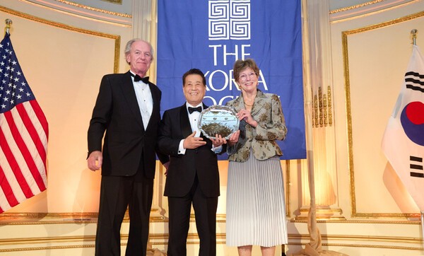 23일(현지시간) 포스코그룹 장인화 회장이 미국 뉴욕에서 '밴플리트상'을 수상했다. 사진 왼쪽부터 코리아소사이어티 토마스 번 회장, 포스코그룹 장인화 회장, 코리아소사이어티 캐슬린 스티븐스 이사장. /사진=포스코