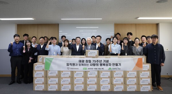 유태호 태광산업 대표(앞줄 왼쪽에서 여섯 번째)와 임직원들이 기념 촬영을 하는 모습. /사진=태광산업