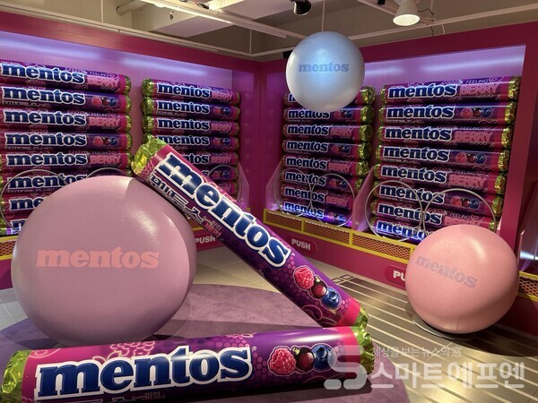 이번 멘토스 신제품 '필링 베리 굿'을 활용한 포토존의 모습./사진=김선주 기자 