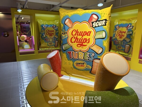 이번 츄파춥스 신제품 '사워 튜브'를 활용한 포토존의 모습./사진=김선주 기자 