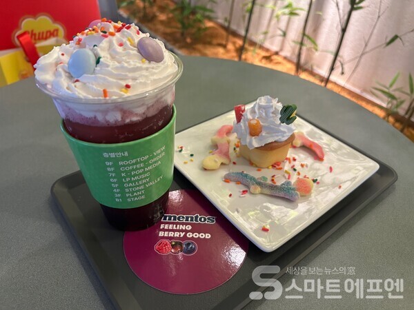 츄토피아 팝업스토어 건물 8층 카페에서는 두 브랜드와 협업한 리미티드 음료를 판매한다./사진=김선주 기자 