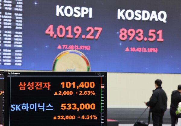 삼성전자가 27일 장중 사상 처음으로 주가 10만원을 넘어섰다. 3분기 기준으로 영업이익 12조1000억원, 매출 86조원을 기록하며 역대 분기 최대 실적을 달성했다. /사진=연합뉴스