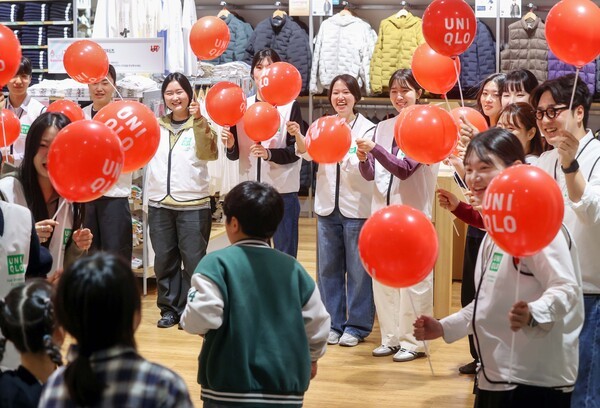 지난 25일 개최된 첫 번째 쇼핑 이벤트에 초대된 아이들을 따뜻한 미소로 환영하는 유니클로 대전 지역 직원들