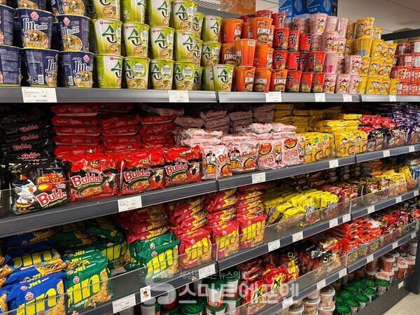 다양한 종류의 한국 컵라면뿐 아니라 아시안 컵라면이 자리하고 있다./사진=김선주 기자 