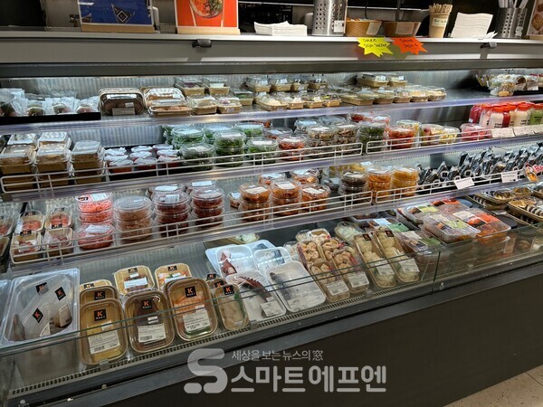 매장 내 주방에서 조리한 즉석 식품도 판매하고 있다. 김밥부터 반찬류까지 다양하다. 굴비를 파는 지점도 있는 것으로 알려졌다./사진=김선주 기자 