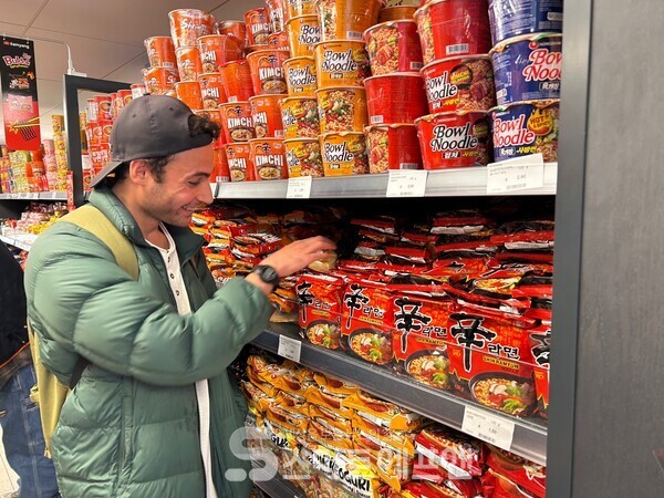 한국 라면 중에 신라면과 안성탕면이 제일 맛있다는 한 현지인 소비자의 모습./사진=김선주 기자 