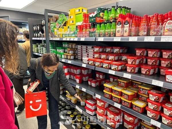 CJ제일제당부터 청정원까지 고추장과 된장 종류가 많아 어떤 걸 구매할지 고민하는 현지인의 모습./사진=김선주 기자