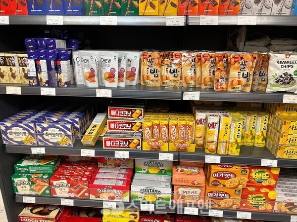 현지인에 의하면 맛밤, 구운감자, 예감, 빼빼로 등의 한국 간식을 많이 찾는다고 한다./사진=김선주 기자