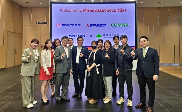 22일 서울 미래에셋센터원에서 '대만 코어 3 코퍼레이트 데이 2025'에서 참석자들이 기념사진을 촬영하고 있다. /사진=미래에셋증권