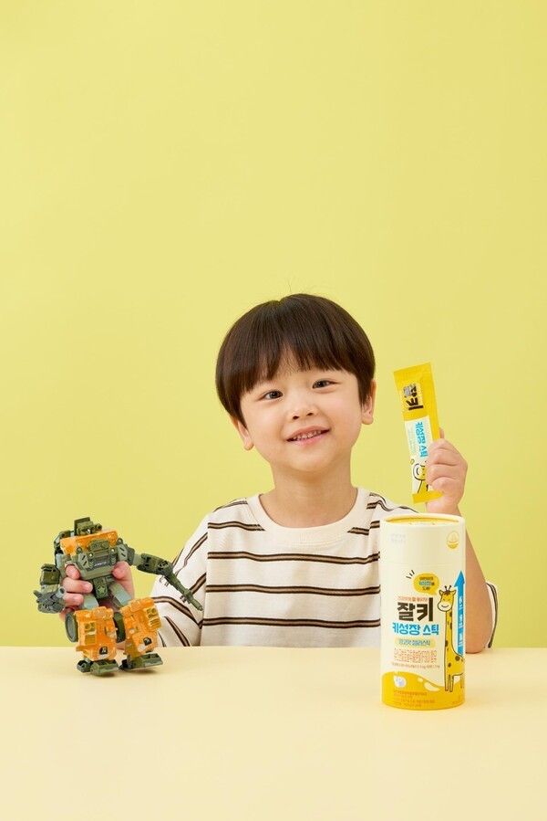 빙그레의 성장기 어린이를 위한 키성장 건강기능식품 ‘잘키 키성장 스틱’이 전국 약국 체인 ‘온누리약국’에 공식 입점했다./사진=빙그레 