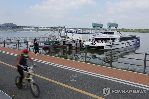 한강버스가 약 한 달간 점검을 마치고 다음달부터 운항을 재개한다. 지난 달 29일 서울 강서구 마곡선착장에서 한강버스가 멈춰 서 있다./사진=연합뉴스